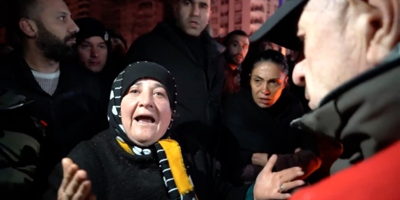 Depremzede: Devlet Yok Burada; Gönüllü Gençler Koşa Koşa Geldi