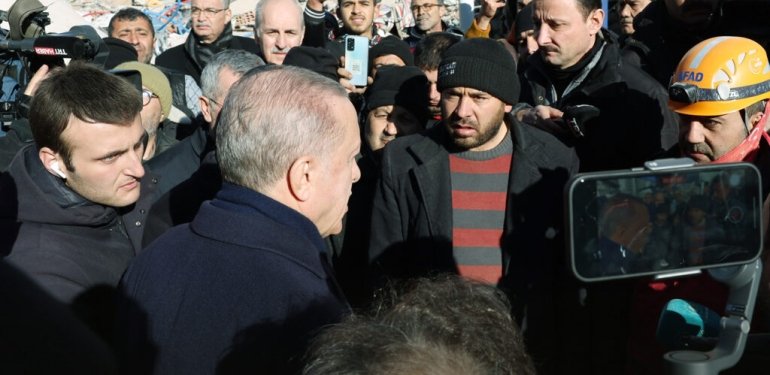 Erdoğan, Deprem Bölgesinde Namlunun Ucunu Gösterdi: OHAL ile Fitne Gruplarına Müdahale İmkanı Bulacağız