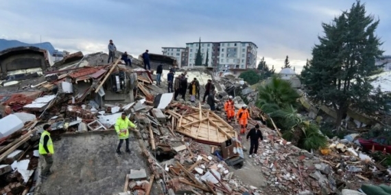 Bebeği Kurtarmak için Kolunu Kestiren Depremzede Yaşamını Yitirdi!