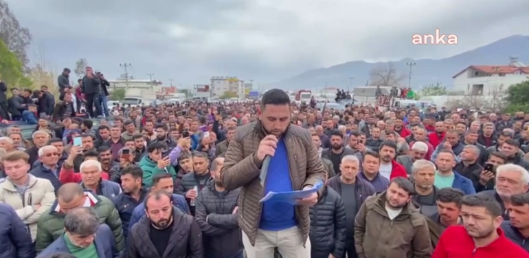 Antalya’da Çiftçiler Karayolunu Trafiğe Kapattı