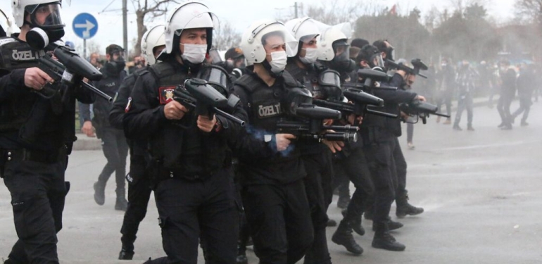 Halk Enkaz Altındayken Depremin 4. Gününde Biber Gazı İhalesi Düzenlemişler!