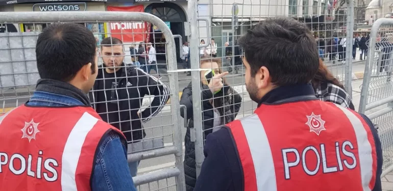 Taksim Meydanı Emekçi Kadınlara Kapatılıyor: Bariyerler Kuruluyor