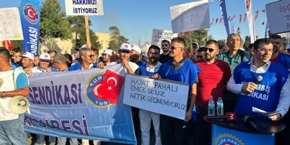 İşçilerden Kent Meydanında Eylem: Maaş Bodrolarını Yaktılar