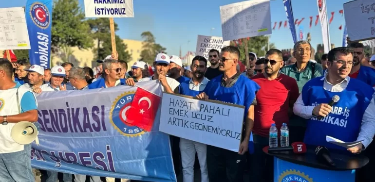 İşçilerden Kent Meydanında Eylem: Maaş Bodrolarını Yaktılar
