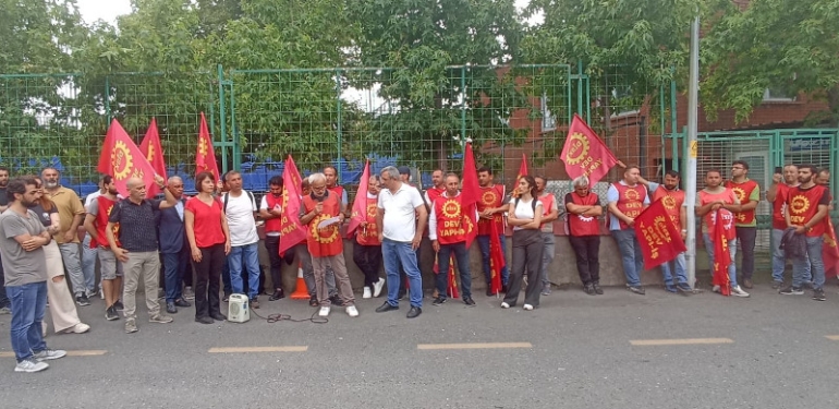 Dev Yapı-İş Üyesi İşçiler Alacakları için Direnişte