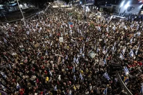 ofke-buyuyor-israilde-yine-on-binlerce-kisi-sokaklara-indi-0hus