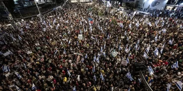 ofke-buyuyor-israilde-yine-on-binlerce-kisi-sokaklara-indi-0hus