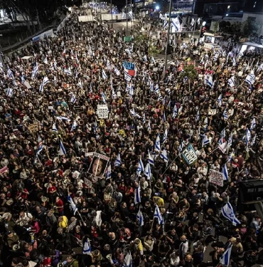 ofke-buyuyor-israilde-yine-on-binlerce-kisi-sokaklara-indi-0hus