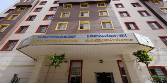 Diyarbakır Kayyımı Belediye Bürokratlarına Çifte Maaş Vermiş, Hasta Yakınlarının Misafirhanesini Tahsis Etmiş