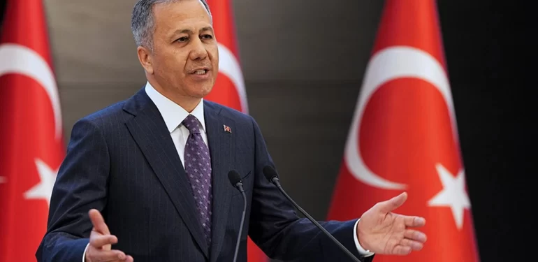 İçişleri Bakanı Yerlikaya 1 Mayıs Sonrası Ev Baskınları ve Ters Kelepçeli Gözaltılarını Gururla Paylaştı!