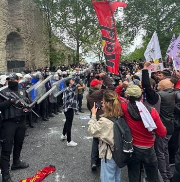 polis-sarachane-den-taksim-e-yurumek-isteyen-emekcilere-biber-gazi-sikti-1