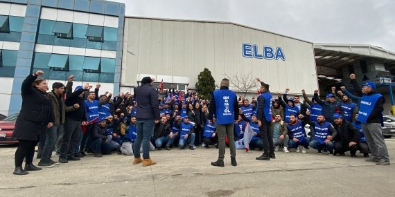 Elba Bant Fabrikasında Üretimi Durduran İşçiler Grev Pankartı Astı