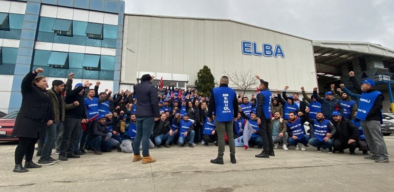 Elba Bant Fabrikasında Üretimi Durduran İşçiler Grev Pankartı Astı