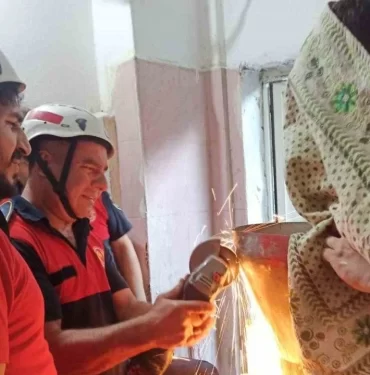 13-yasindaki-cocuk-elini-hamur-makinesine-sikistirdi