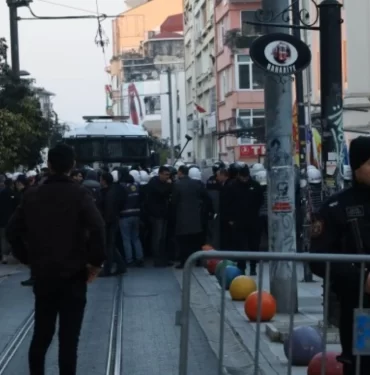 ESP'li ve SGDF'lilere Gözaltı: Gözaltı Protestosunda da 40'dan Fazla Gözaltı 3 kadikoydeki-gozalti-protestosunda-en-az-40-kisi-gozaltina-aldi-omot