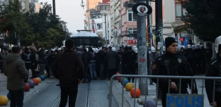 kadikoydeki-gozalti-protestosunda-en-az-40-kisi-gozaltina-aldi-omot