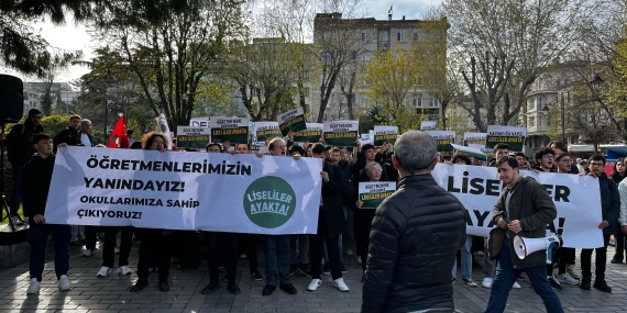 Lise Öğrencileri Ayakta: ‘Öğretmenime Dokunma!’
