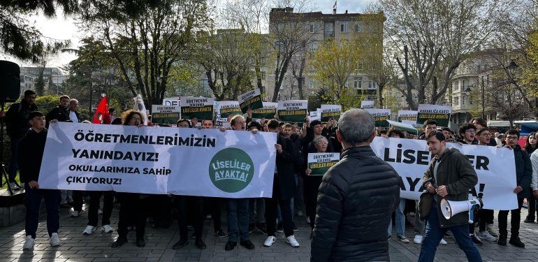 Lise Öğrencileri Ayakta: ‘Öğretmenime Dokunma!’