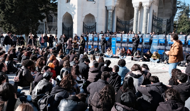 istanbul-universitesi-halka-acildi-protesto-eylem-ogrenciler-12-scaled