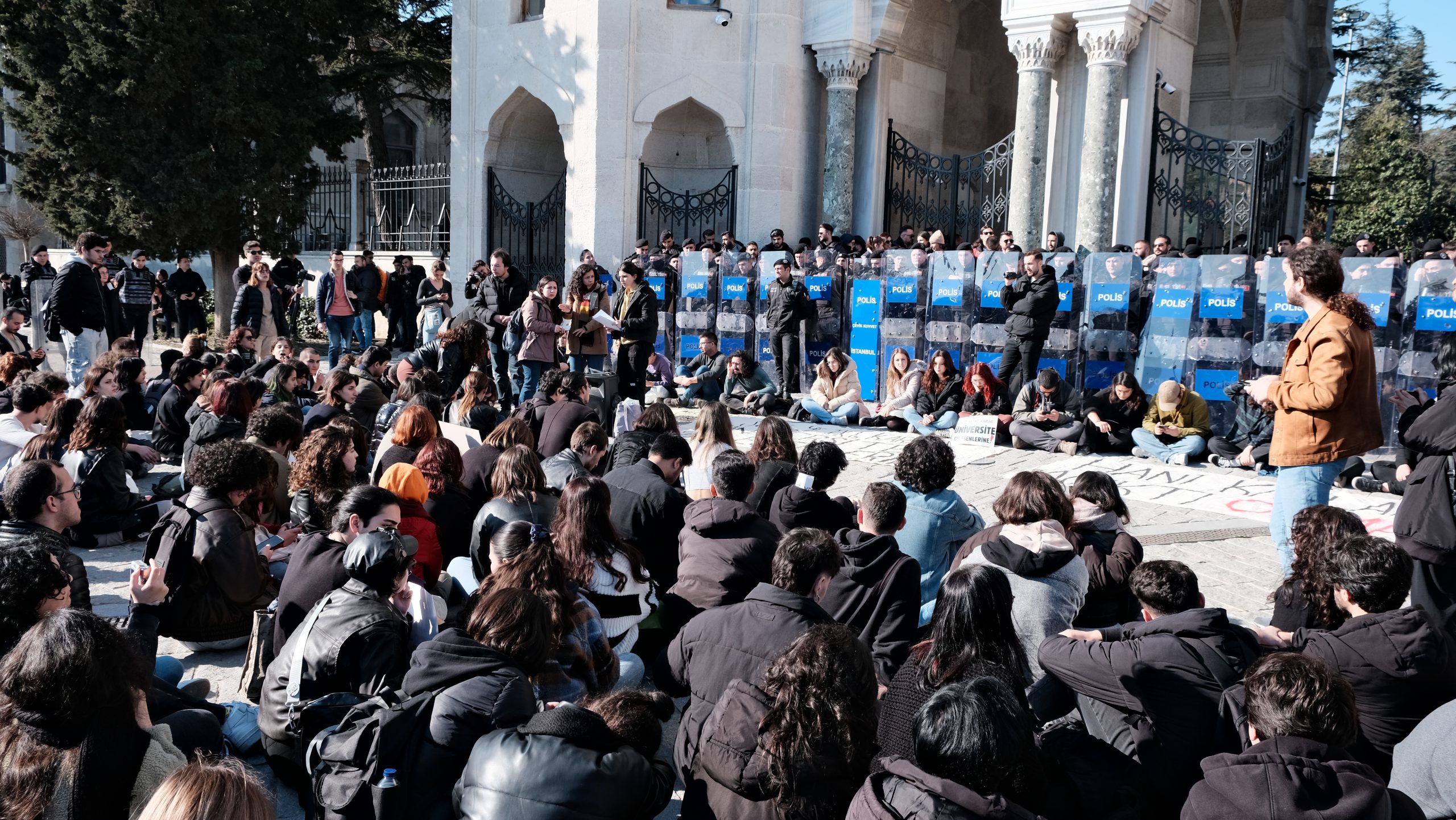 istanbul-universitesi-halka-acildi-protesto-eylem-ogrenciler-12-scaled