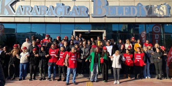 Karabağlar Belediyesi İşçileri Alacakları için İş Bıraktı