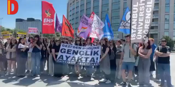 Üniversiteliler Adliyede, Arkadaşları Adliye Önünde