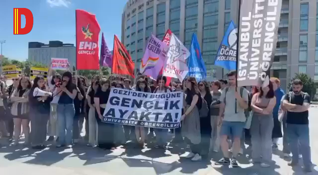 Üniversiteliler Adliyede, Arkadaşları Adliye Önünde