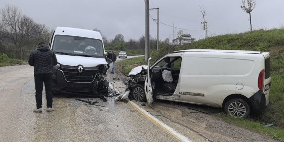 İşçi Servisi Kaza Yaptı, 13 Kişi Yaralandı