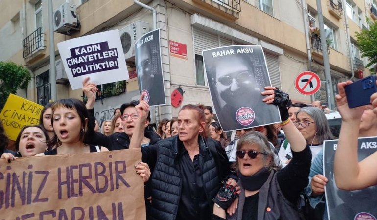 Kadınlar Katledilen Bahar Aksu için Sokaktaydı