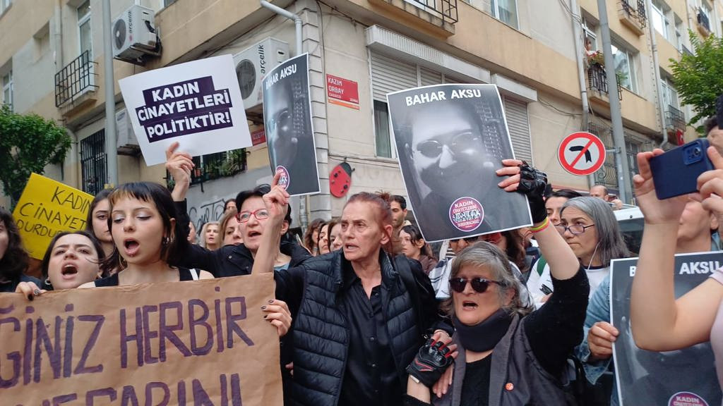 kadinlar-sisli-de-katledilen-bahar-aksu-icin-yurudu