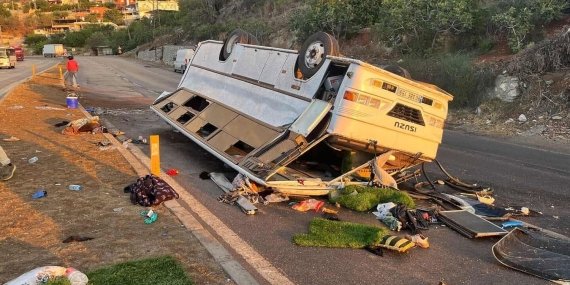 Devrilen Servisteki 25 Tarım İşçisi Yaralandı