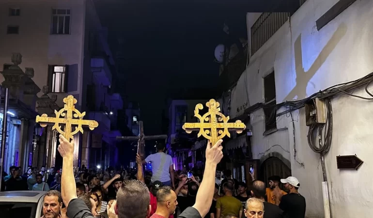 samda-binlerce-kisi-kilise-saldirisini-protesto-etti