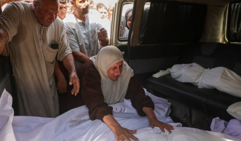 İsrail, Hastane Önünde 10’u Çocuk 15 Filistinliyi Katletti