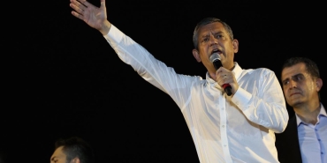 adanada-zeydan-karalara-ozgurluk-mitingi-ozgur-ozel-asla-ve-asla-bu-darbeye-teslim-olmayiz-jrlt