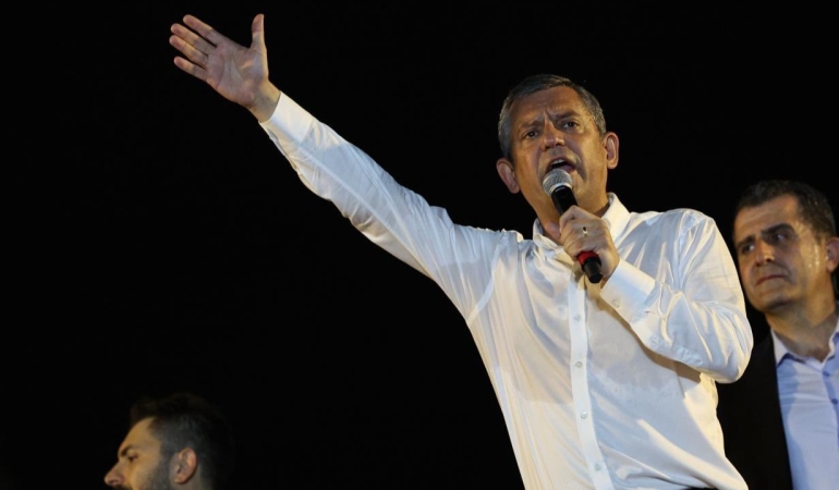 adanada-zeydan-karalara-ozgurluk-mitingi-ozgur-ozel-asla-ve-asla-bu-darbeye-teslim-olmayiz-jrlt