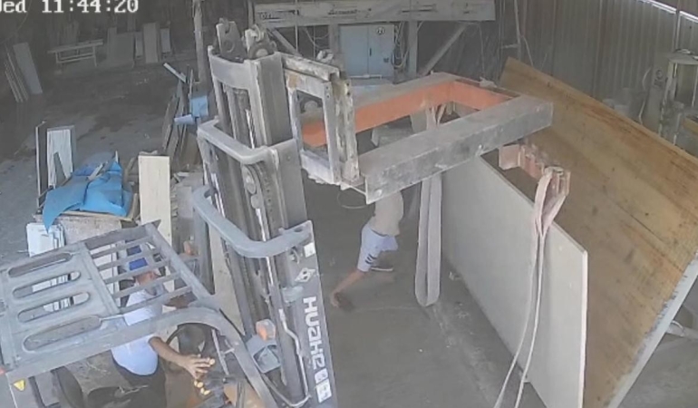 300 Kiloluk Mermer Plaka Üzerine Düşen İşçi Hayatını Kaybetti