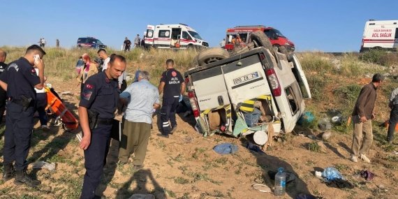 Tarım İşçilerini Taşıyan Minibüs Devrildi: 15 İşçi Yaralandı