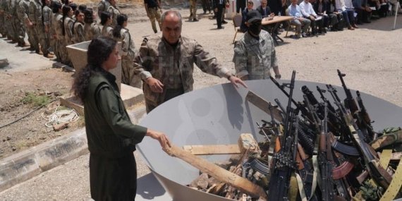 PKK’li Bir Grup Silahlarını Yaktı