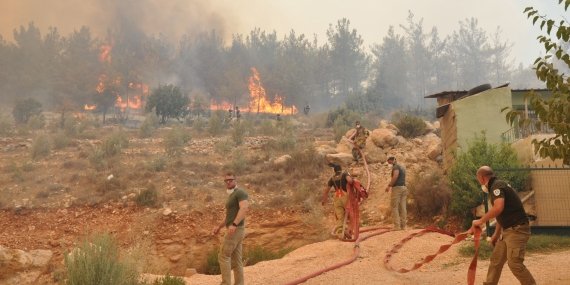 Silifke’de Yangın ve Müdahele Sürüyor: 4 Mahalle Boşaltıldı