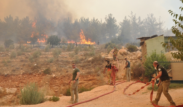 Silifke’de Yangın ve Müdahele Sürüyor: 4 Mahalle Boşaltıldı