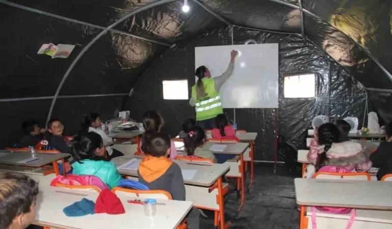 depremde-yikilan-kentler-yeni-egitim-donemine-hazir-mi-1-1536x864