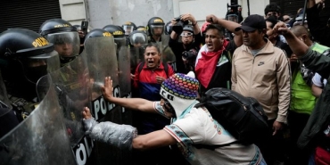 lima-memanas-warga-peru-turun-ke-jalan-protes-presiden-dina-boluarte-1758434516506_169