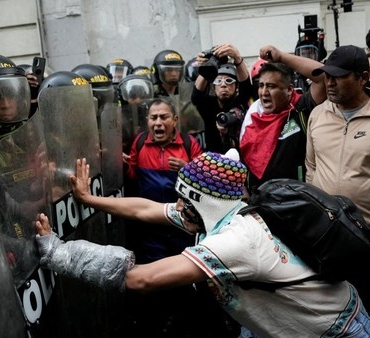 lima-memanas-warga-peru-turun-ke-jalan-protes-presiden-dina-boluarte-1758434516506_169