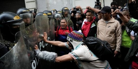 Peru’da Gençler Yine Sokakta