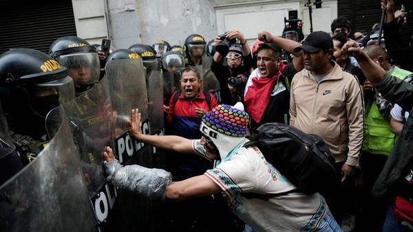 lima-memanas-warga-peru-turun-ke-jalan-protes-presiden-dina-boluarte-1758434516506_169