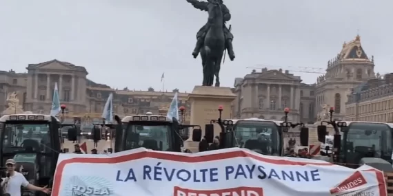 Fransız Çiftçilerden Versay Sarayı Önünde Serbest Ticaret Anlaşması Protestosu