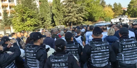 KESK’ten KHK’lere Karşı Oturma Eylemi