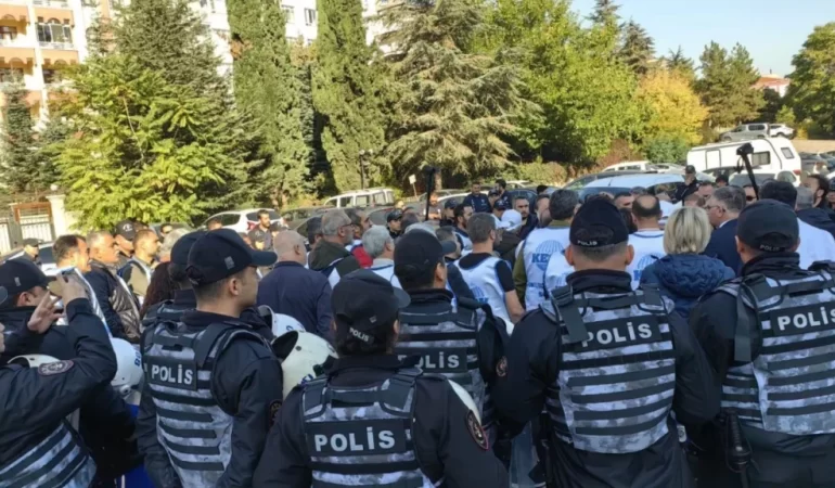 KESK’ten KHK’lere Karşı Oturma Eylemi