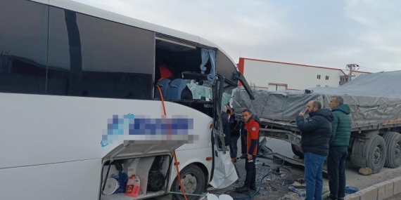 Kayseri’de İşçi Servisi Kaza Yaptı: 22 İşçi Yaralandı