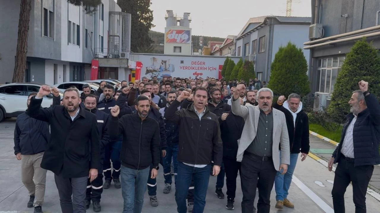 DYO'da İşçiler Taşeronlaşmaya Karşı Direnişte 5 dyo-boya-iscileri-taserona-karsi-fabrikayi-terk-etmeme-karari-aldi-9cpl